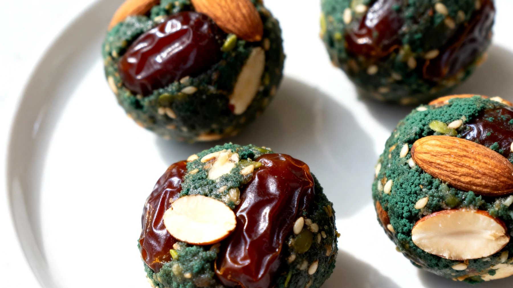 Energy balls con datteri, mandorle e spirulina"
