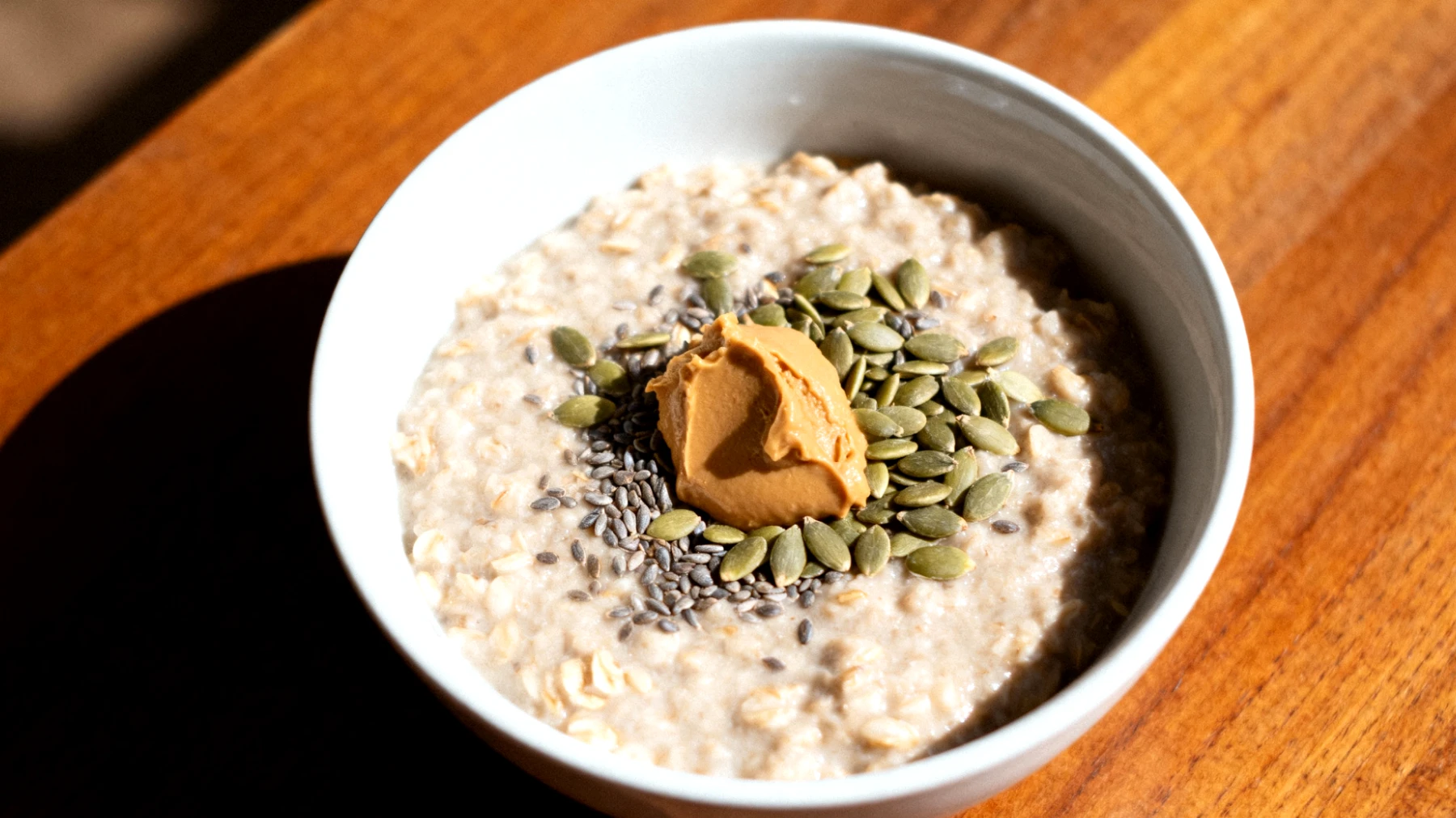 Porridge di avena con semi di canapa e burro di mandorle"